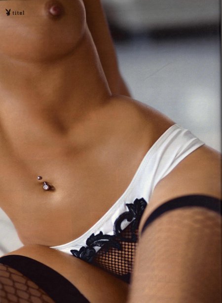 Красивые голые женские животики с пирсингом