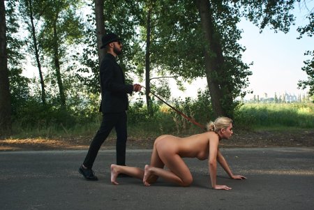 Бдсм голая рабыня на прогулке