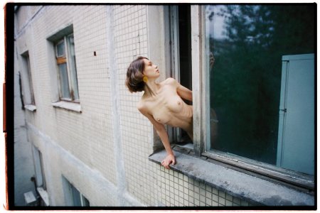 Голые в окнах домов