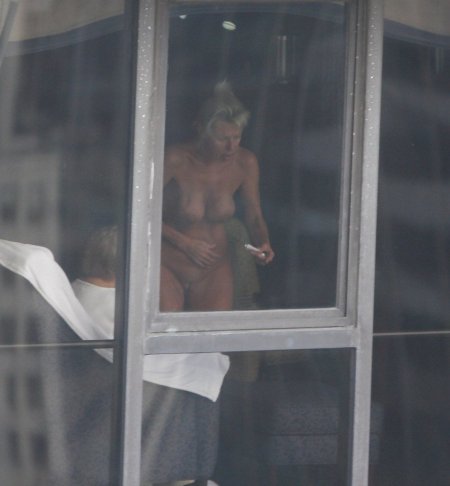 Голые женщины в окнах подглядывание