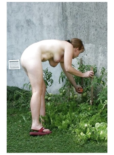 Голые женщины копают огород