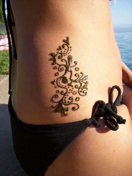Татуировка мехенди на боку