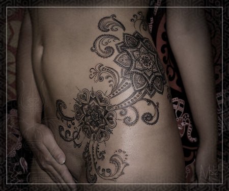Тату узоры на животе