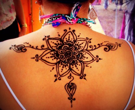 Тату хной на спине для девушек