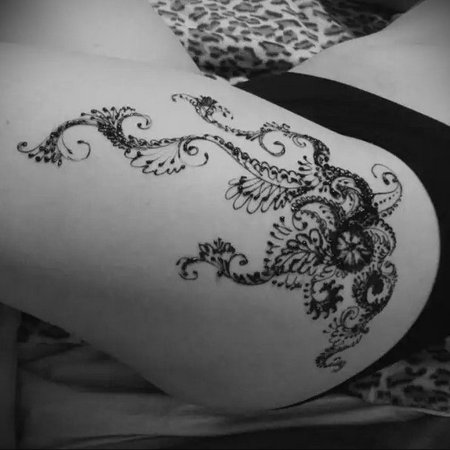 Тату хной на бедре