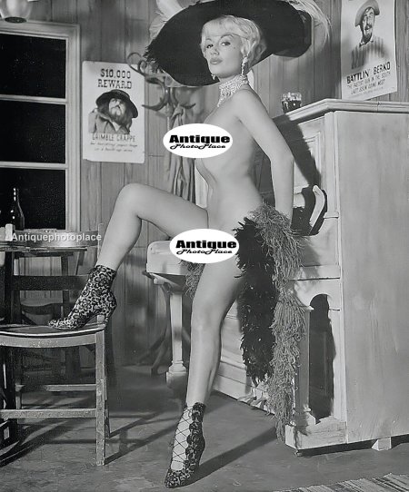 Голые ретро дамы в шляпе