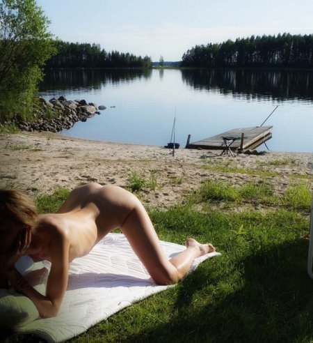 Девушки на речке без трусов