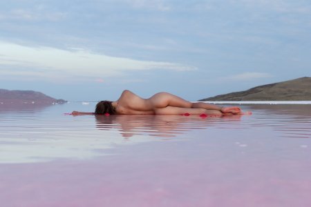 Ню фотосессия на розовом озере