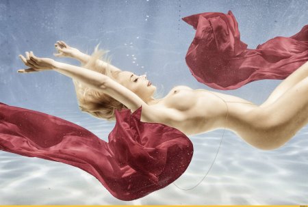 Amber Karis Bassick у окна голая