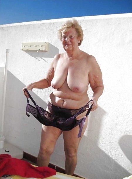 Голые бабки в купальнике