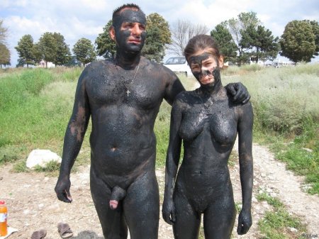 Голая в лечебной грязи