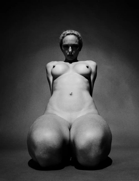 Необычные голые женские фигуры