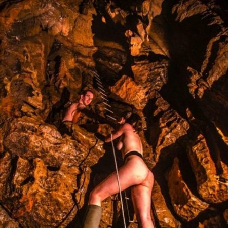 Голые спелеологи