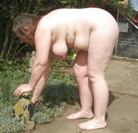 Голые толстые бабки на огороде