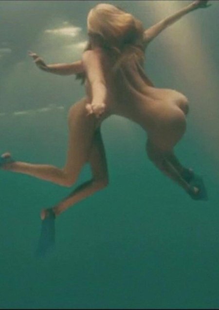 Девушки под водой голышом