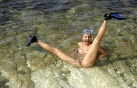 Девушки голышом в ластах