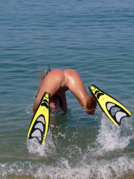 Голые девушки-ныряльщицы