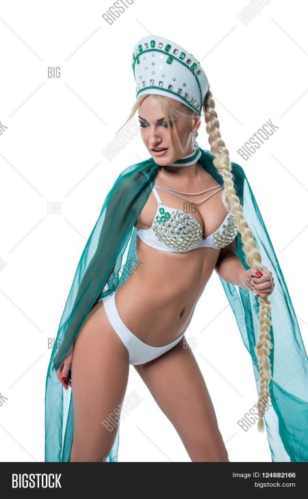 Девушка в кокошнике секси