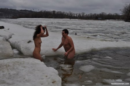 Голые девки купаются в проруби