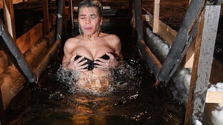 Крещенские купания голых женщин