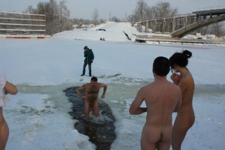 Зимнее купание нагишом