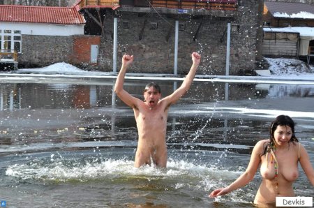 Голые в проруби на крещение
