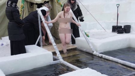 Голые купаются в проруби