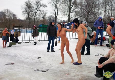 Голые девки в проруби на крещение