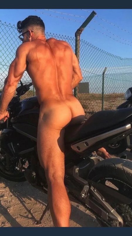 Голый парень едет на мотоцикле