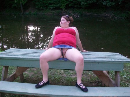 Толстушка в юбке без трусов