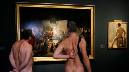 Голый перфоманс в музее