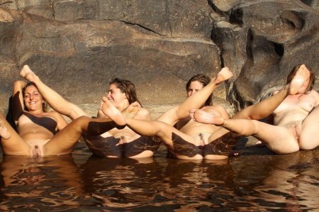 Голые девки в озере купались