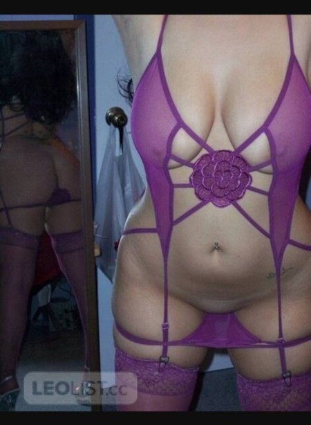 Примеряет эротическое белье