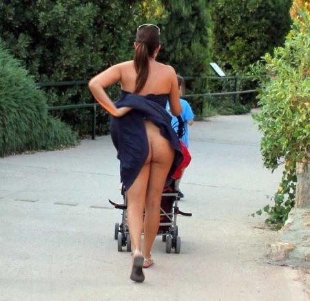Мамаши с колясками без трусов