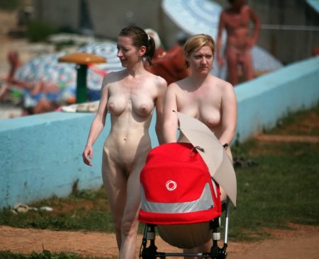 Мамочки ню на прогулке