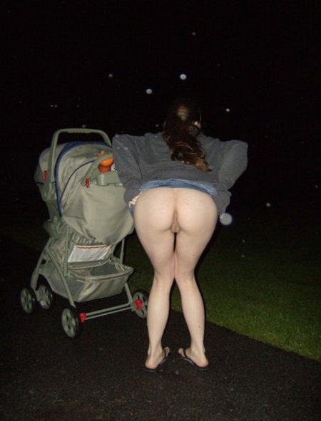 Молодая мамочка без трусиков