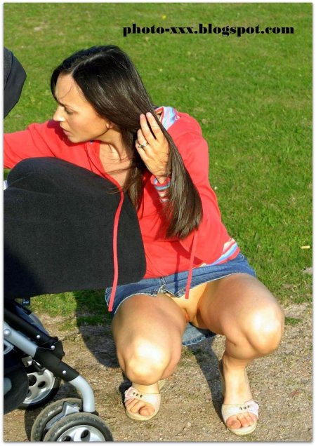 Девушки без трусов под юбкой