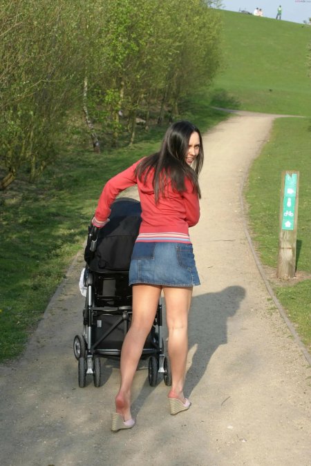 Молодые мамы с колясками без трусов