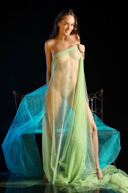 Вечернее платье на голое тело