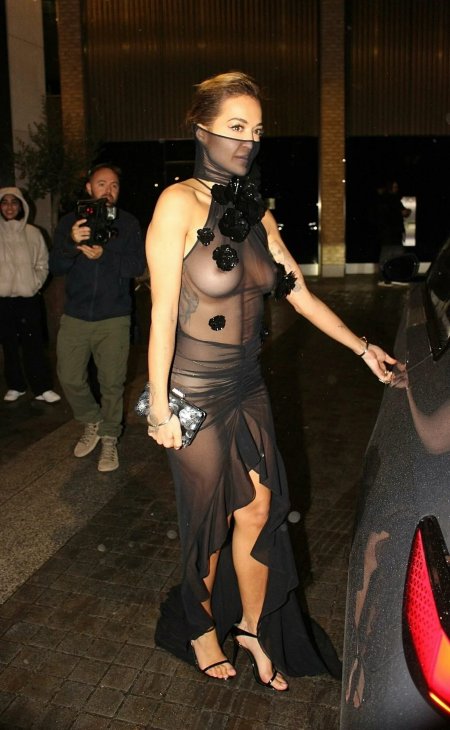 Прозрачные платья на голое тело девушек