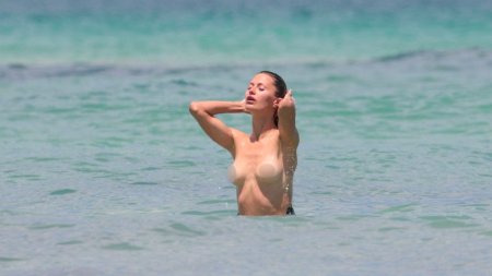 Виктория Боня голая на пляже