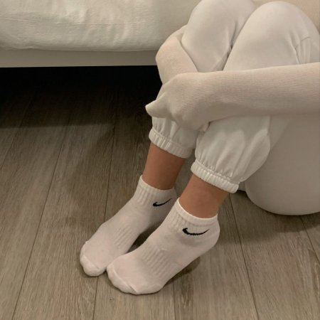 Девушки в белых носках найк
