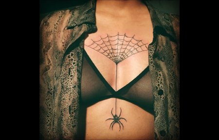 Тату паутина на женской груди