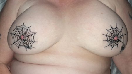 Тату в виде паутины на груди женской порно. Мультики