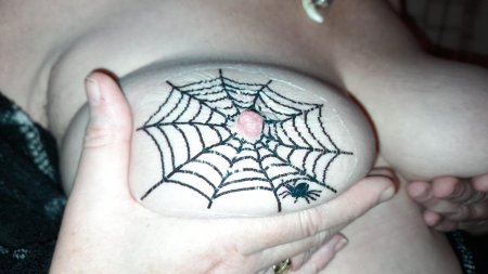 Порноактриса с татуировкой паутины на груди
