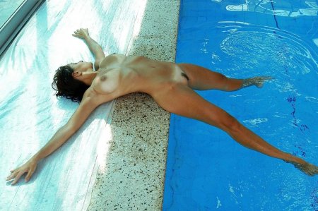 Ню пловчихи