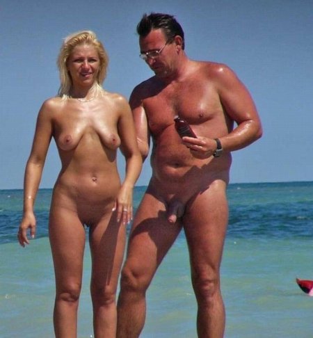 Голые взрослые на пляже пары