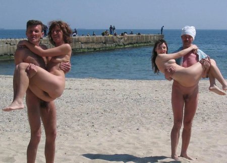 Отдыхаем всей семьей голые