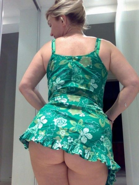 Взрослые женщины в платьях без трусиков