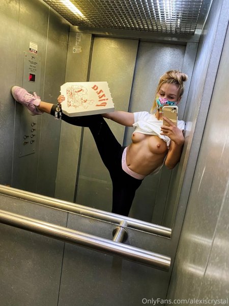 Женщина встретила курьера пиццы с голой попой эротические фото